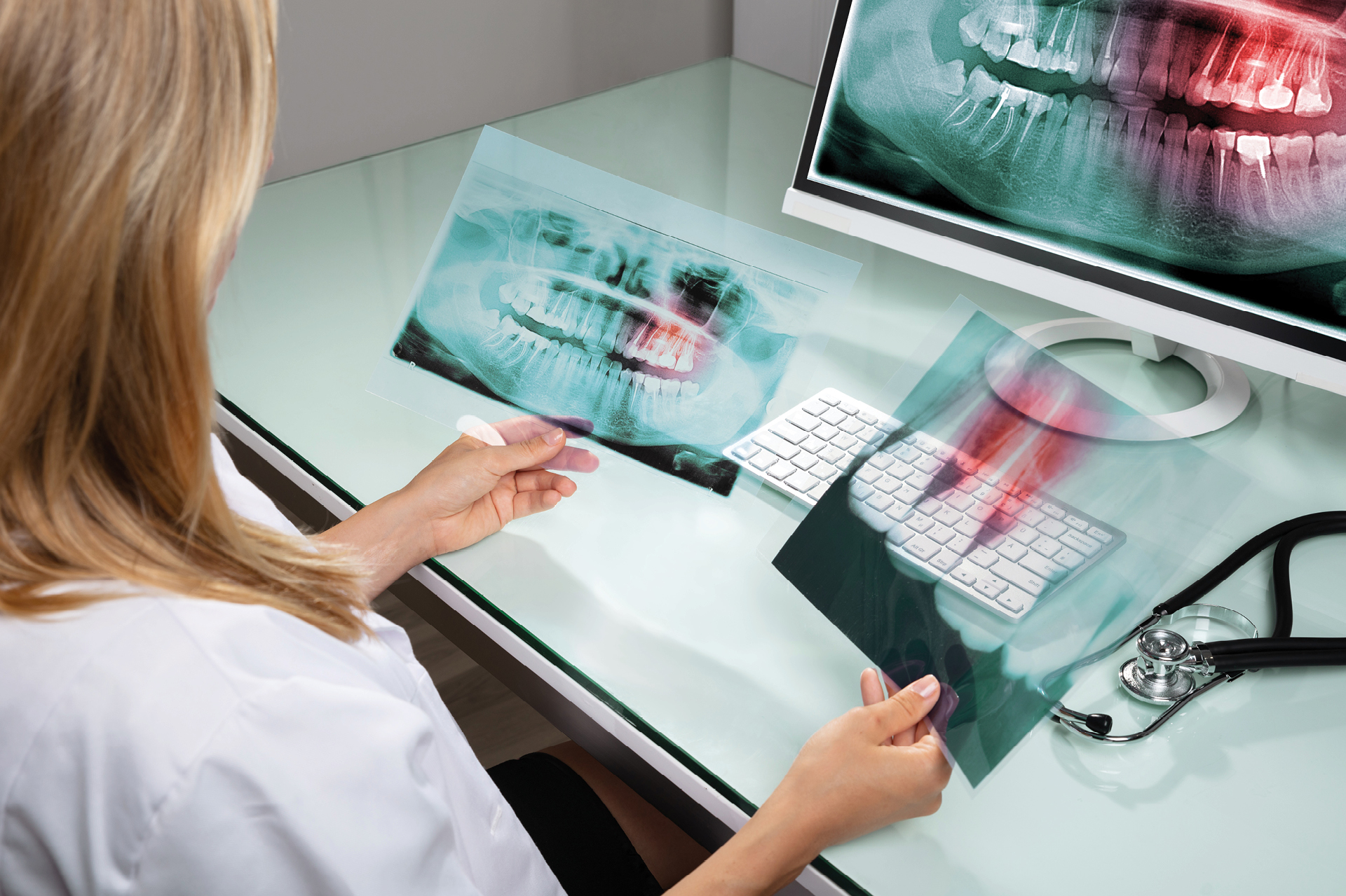Zahnarzt mit Röntgenbilder von Zähnen, moderne Technik
